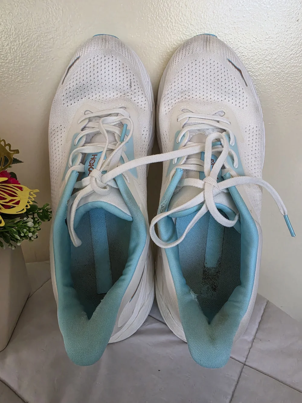 Hoka Arahi 7 Women's White & Light Blue Plush Running Shoes Size 11B
